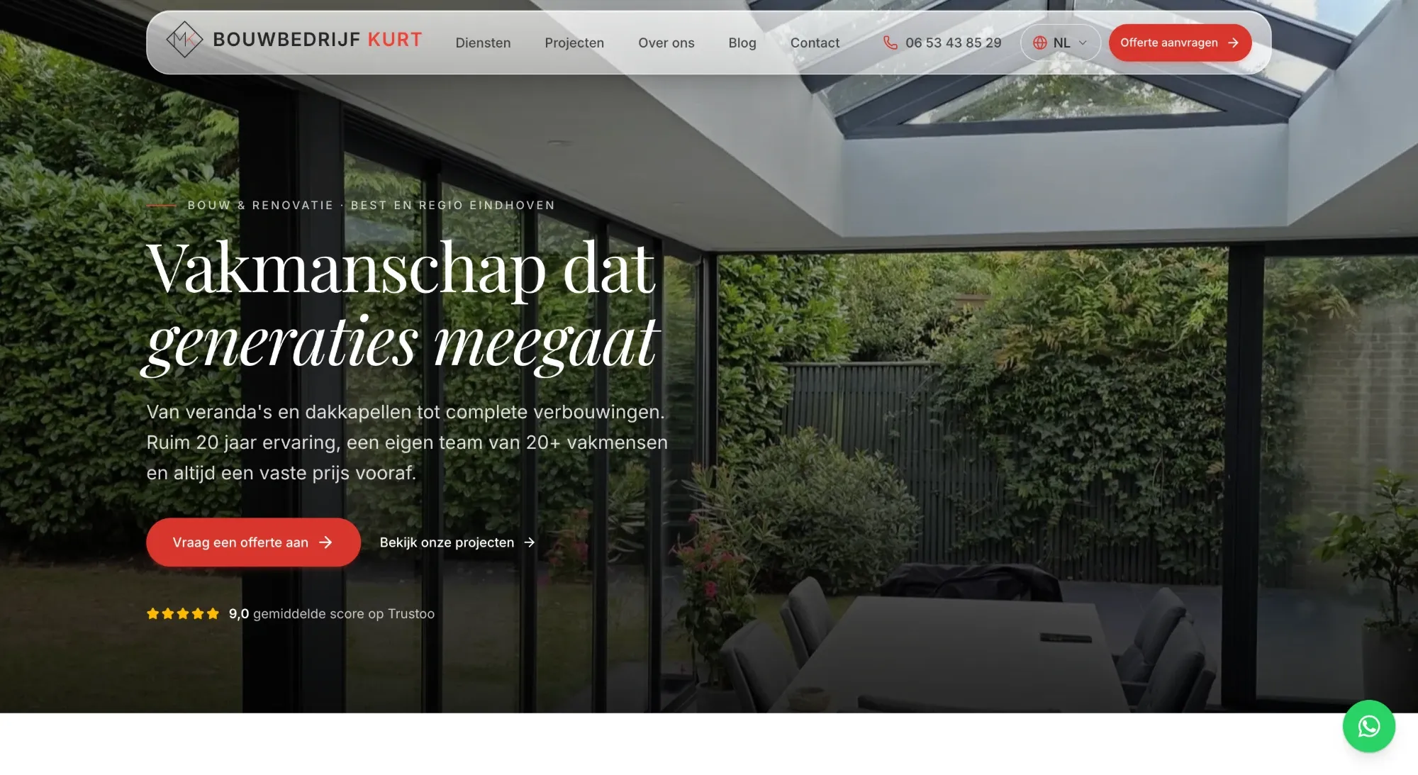 De homepage van bouwbedrijfkurt.nl: een veranda met glazen dak, uitkijkend op de tuin